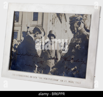 Le président Reich Paul von Hindenburg (1847 - 1934) et Adolf Hitler - une photographie du 'jour de Potsdam' 1933, signée par les deux hommes d'État. Photo de grande taille prise le 21 mars 1933 à l'occasion de la convocation du nouveau Reichstag. Hitler est arrivé au maréchal von Hindenburg et lui donne sa main, signé à l'encre "Vôtres sincèrement Adolf Hitler - Berlin/avril 1933" et "von Hindenburg 4.4.1933", respectivement. Le bord inférieur avec des taches d'eau, l'image plus tard reliné sur du carton à des fins de conservation. Sous verre en cadre argent avec la gravure 'In, Banque D'Images