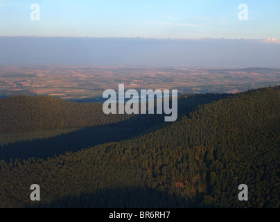 Vue aérienne de Vosges et plaine d'Alsace, au sud de la ville de Saverne en fin de soirée d'été, Bas Rhin, Alsace, France Banque D'Images