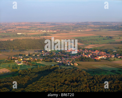 Vue aérienne de l'est de Saverne Waldolwisheim village ville en fin de soirée d'été, Bas Rhin, Alsace, France Banque D'Images