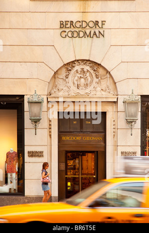 Shopping à Bergdorf Goodman - et l'un des fameux 'B' du shopping à Manhattan, New York City USA Banque D'Images