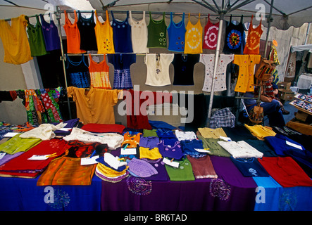 Vendeur de vêtements marché mercredi ville de Saint-Rémy-de-Provence Bouches-du-Rhône, Provence-Alpes-Côte d'Azur France Europe Banque D'Images