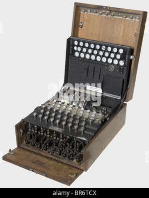 Une machine de chiffrement allemande 'Enigma i', numéro de l'armée, 1942, modèle no 'A 14085', fabricant 'jla 42' (Cypher machine Company Heimsoeth und Rinke, Berlin). Trois rotors de brouillage avec les touches numériques 1 à 26, le composant de rotor en aluminium avec les mêmes touches et le cachet 'WAA 618'. L'intérieur à fonctionnement mécanique avec toutes les lampes du lampadaire. Dans une boîte en alliage léger laqué grossièrement avec le numéro « 14085 » sur le dessous. Le couvercle à charnière avec clavier, interrupteur d'alimentation et bornes à vis pour l'alimentation externe. Clavier fonctionnel, carte d'interface avec t, Banque D'Images