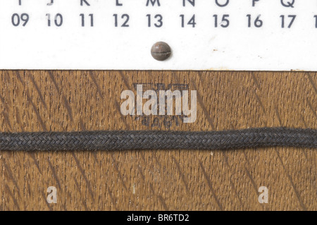 Une machine de chiffrement allemande 'Enigma i', numéro de l'armée, 1942, modèle no 'A 14085', fabricant 'jla 42' (Cypher machine Company Heimsoeth und Rinke, Berlin). Trois rotors de brouillage avec les touches numériques 1 à 26, le composant de rotor en aluminium avec les mêmes touches et le cachet 'WAA 618'. L'intérieur à fonctionnement mécanique avec toutes les lampes du lampadaire. Dans une boîte en alliage léger laqué grossièrement avec le numéro « 14085 » sur le dessous. Le couvercle à charnière avec clavier, interrupteur d'alimentation et bornes à vis pour l'alimentation externe. Clavier fonctionnel, carte d'interface avec t, Banque D'Images