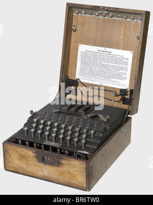 Une machine de chiffrement allemande 'Enigma i', numéro de l'armée, 1942, modèle no 'A 14085', fabricant 'jla 42' (Cypher machine Company Heimsoeth und Rinke, Berlin). Trois rotors de brouillage avec les touches numériques 1 à 26, le composant de rotor en aluminium avec les mêmes touches et le cachet 'WAA 618'. L'intérieur à fonctionnement mécanique avec toutes les lampes du lampadaire. Dans une boîte en alliage léger laqué grossièrement avec le numéro « 14085 » sur le dessous. Le couvercle à charnière avec clavier, interrupteur d'alimentation et bornes à vis pour l'alimentation externe. Clavier fonctionnel, carte d'interface avec t, Banque D'Images