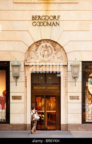 Shopping à Bergdorf Goodman - et l'un des fameux 'B' du shopping à Manhattan, New York City USA Banque D'Images