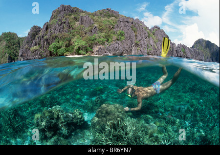 Duplex de plongée snorkler sur barrière de corail près de l'île, Palawan, Philippines Banque D'Images