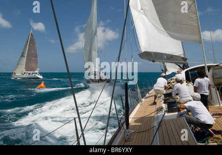"À bord ojana' comme elle vient dans l'offset bouy durant la semaine d'Antigua 2008. Jour 2 tour de l'île, à mi-course, Dickenso Banque D'Images