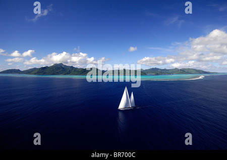 Vue aérienne de SY 'Adele', 180 pieds de Hoek Design, en cours à proximité du récif corallien de l'île de Huahine, Polynésie française editorial Non u Banque D'Images