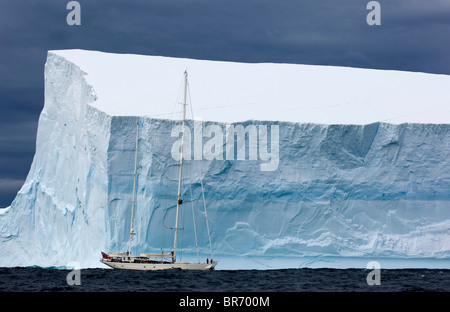 SY 'Adele', 180 pieds de Hoek Design, explorant un iceberg tabulaire dans le détroit de Bransfield, 17 janvier 2007 editorial Non utilise doit Banque D'Images