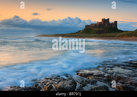 Château de Bamburgh juste avant le lever du soleil sur la côte est de Northumberland, Angleterre. Banque D'Images