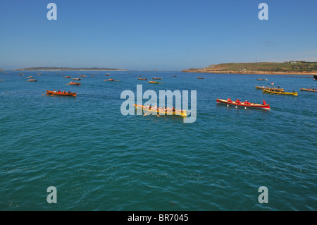 Concerts l'aviron vers la ligne de départ à la 19e Championnats du monde Concert Pilote, Îles Scilly, Mai 2008 Banque D'Images