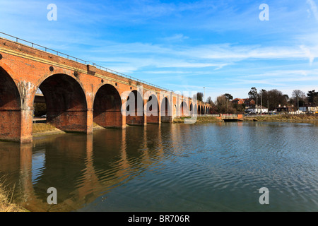 Arcades du viaduc en brique à Fareham, Hampshire Banque D'Images