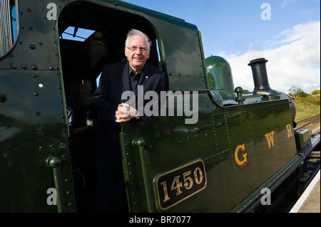 Pete Waterman passionné de chemin de fer et un producteur d'ouverture de haut niveau sur la photo de Blaenavon station Banque D'Images