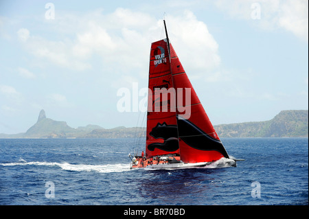 Puma arrondit l'île brésilienne de Fernando de Noronha, au cours de la 10e Volvo Ocean Race (2008-2009), 23 octobre 2008. Pour Banque D'Images