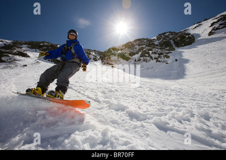 Le snowboard en Tuckerman Ravine, White Mountains, New Hampshire, USA. modèle libéré Banque D'Images