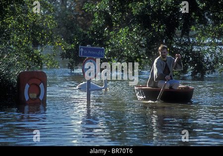 Dans l'homme sur la rivière Severn coracle inondées, Worcester, Worcestershire, Royaume-Uni, novembre 2000 Banque D'Images