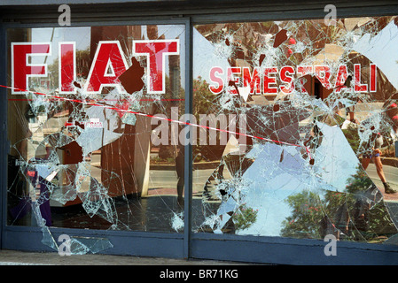 Endommagé par des émeutiers BOUTIQUE G8 Gênes Italie 23 juillet 2001 SOMMET DU G8 de Gênes Italie Banque D'Images