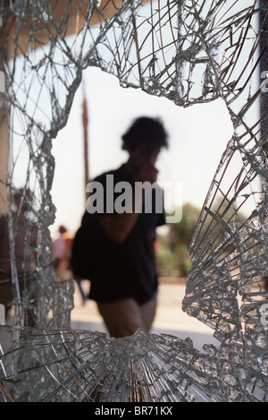 Endommagé par des émeutiers BOUTIQUE G8 Gênes Italie 23 juillet 2001 SOMMET DU G8 de Gênes Italie Banque D'Images