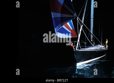 Le spi de fraisage à bord d'un 31 pieds de C&C tout en sloop de croisière nocturne sur le lac Érié, Grands Lacs, USA. Parution de la propriété. Banque D'Images