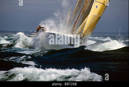 Laissant le Solent conteneur pour la Fastnet Race, une partie de l'Admiral's Cup, 1991. Banque D'Images