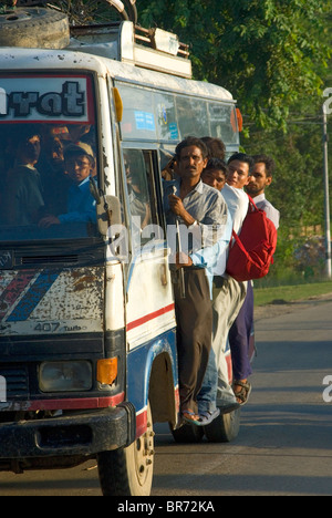 Un bus surchargé à Nepalgunj Népal. Banque D'Images