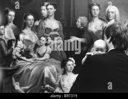 Critique d'art jeunes et vieux. Homme avec son fils dans la galerie d'art Wolverhampton regardant la famille de E. Lancelot Lee par Joseph Highmoreuk. Photo de DAVID BAGNALL Banque D'Images