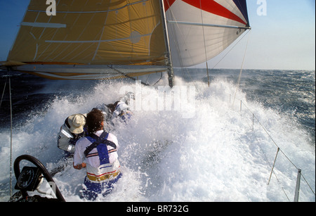 Maxi Yacht 'Rothmans' enterre son arc sous spi sur une course Sydney-Hobart breezy, 1991. Banque D'Images