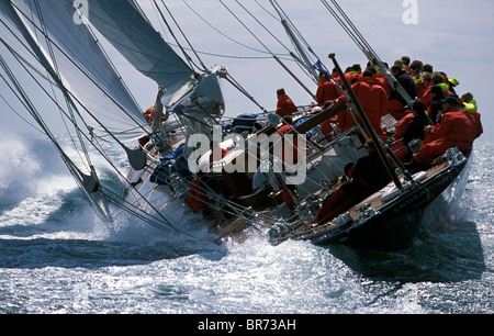 J-Class "s'efforcer de beats face au vent à Antigua Classic Yacht Regatta, 2001. Banque D'Images