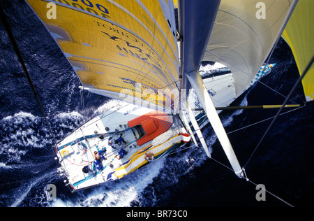Vue aérienne de l'équipe dans le cockpit sur l'équipe 'EF' dans l'Atlantique pendant la Whitbread Round the World Race, 1997. Elle Banque D'Images