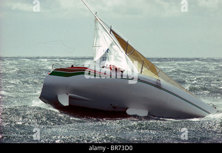 Whisky irlandais Jameson, l'entrée pour l'Admiral's Cup aborde dans des conditions de vent sur le Solent, UK, 1997. Banque D'Images