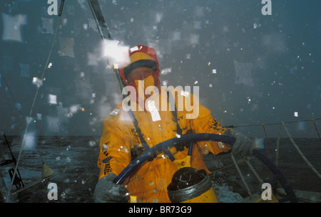 Timonier dans l'imperméable comme 'Intrum Justitia' passe par le sud de l'océan dans la Whitbread Round the World Race, skippé Banque D'Images