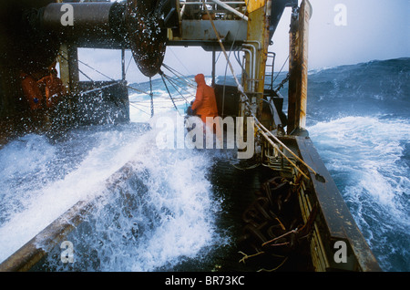 Un chalutier de pêche parcours retour son filet sur la mer de Béring. Banque D'Images