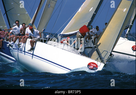 Farr 40 se préparer pour un spinnaker palan à la marque au vent, SORC, 1999. Banque D'Images