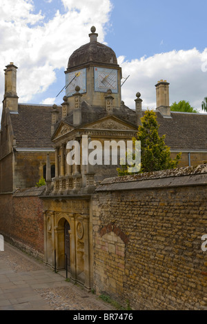 Porte d'honneur aux Gonville et Caius College de Cambridge au Sénat Chambre Passage avec cadran solaire Banque D'Images