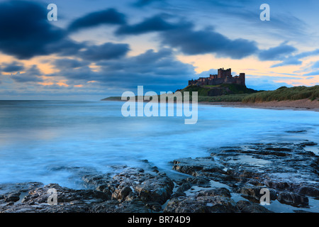 Château de Bamburgh juste avant le lever du soleil sur la côte est de Northumberland, Angleterre. Banque D'Images