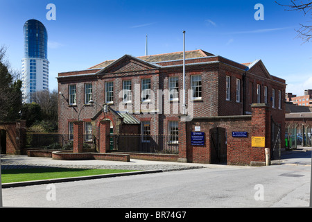 Le Bureau s'inscrire, dans le quartier historique, militaire, Milldam House, Portsmouth, Avec bâtiment moderne de Gunwharf Quay derrière, Hampshire, Royaume-Uni Banque D'Images