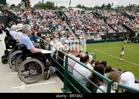 Spectateurs handicapés en fauteuil roulant regarder sur la nouvelle cour 2 au tennis de Wimbledon 2009 Banque D'Images