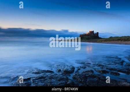 Château de Bamburgh juste avant le lever du soleil sur la côte est de Northumberland, Angleterre. Banque D'Images