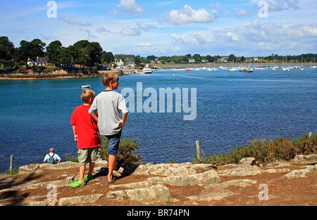 Les garçons à la recherche sur les bateaux de la pointe de Toulindac, Ile aux Moines, Golfe du Morbihan, Bretagne, Bretagne, France Banque D'Images