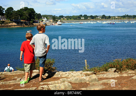 Les garçons à la recherche sur les bateaux de la pointe de Toulindac à Port Blanc, l'Ile aux Moines, Golfe du Morbihan, Bretagne, Bretagne, France Banque D'Images