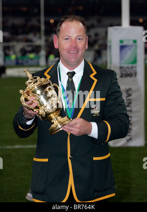 L'entraîneur sud-africain Jake White détient le trophée après la CISR 2007 Finale de la Coupe du Monde de Rugby Banque D'Images