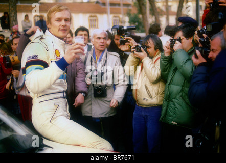 Ari Vatanen célébrant sa victoire dans le Rallye de Monte Carlo 1985 dans sa Peugeot 205 T16 Banque D'Images