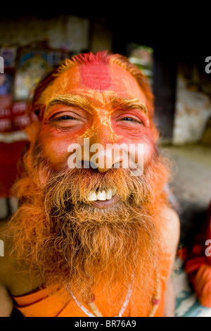 Saddu Hindi avec la peinture pour le visage au Népal Banque D'Images
