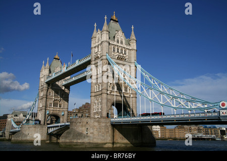 Vue sur la célèbre London Tower Bridge sur une journée ensoleillée Banque D'Images