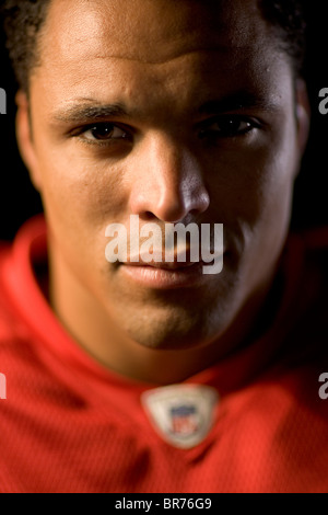 Un portrait de Tony Gonzales des Chiefs de Kansas City a photographié à Studios Sony Los Angeles CA. Banque D'Images