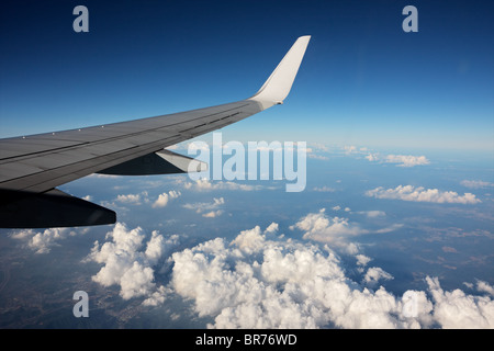 Vue aérienne d'un avion avec des nuages et ciel bleu Banque D'Images