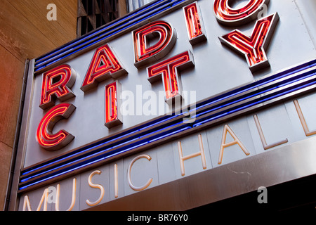 Enseigne au néon classique et façade de Radio City Music Hall à Manhattan, New York City, USA Banque D'Images