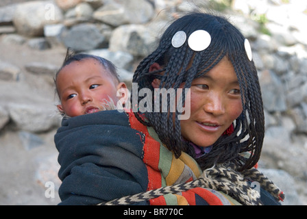 Nomade tibétain et bébé Banque D'Images