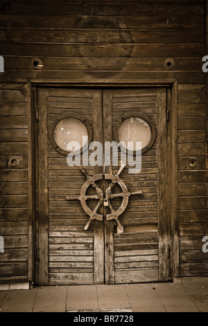 Vieille porte en bois, sur un bateau abandonné, esprit vintage. Banque D'Images