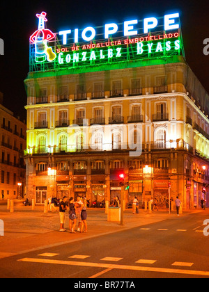 Tio Pepe célèbre enseigne publicitaire à Puerta del Sol, Madrid, Espagne Banque D'Images